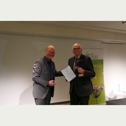 Axel Jahn (l) ehrt Prof. Dr. Günter Miehlich für sein Lebenswerk