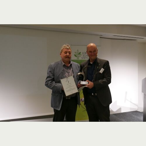 Horst Pirner (l) erhält die Loki Schmidt Silberpflanze 2021 für seine Verdienste um die Stiftungsfläche in Königstein
