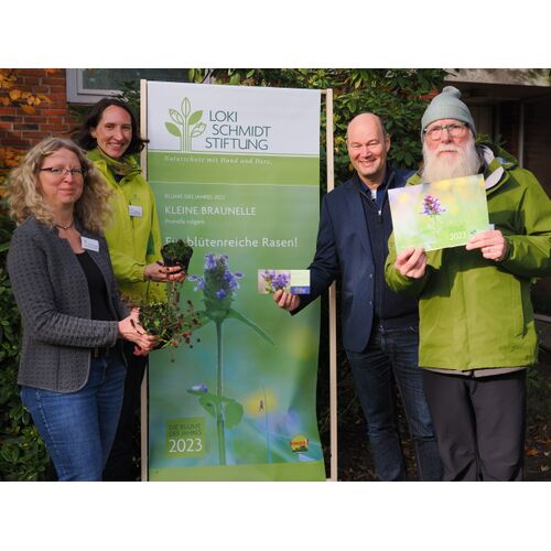 Dr. Kristin Ludewig, Svenja Holst, Axel Jahn (Loki Schmidt Stiftung) und John Langley bei der Verkündung der Blume des Jahres 2023