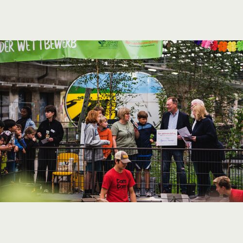 Uwe Engellandt, Geschäftsführer der Peter-Mählmann-Stiftung, überreicht jeweils 1.000 € Preisgeld an die Gewinnerschulen