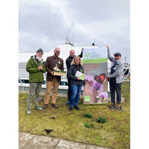 Gartenbotschafter John Langley, Andre Palm, Dr. Kristin Ludewig und Axel Jahn (alle Loki Schmidt Stiftung) mit Armin Carsten Adelmann (DZ Hyp) bei der Verkündung auf dem Gründach der DZ HYP