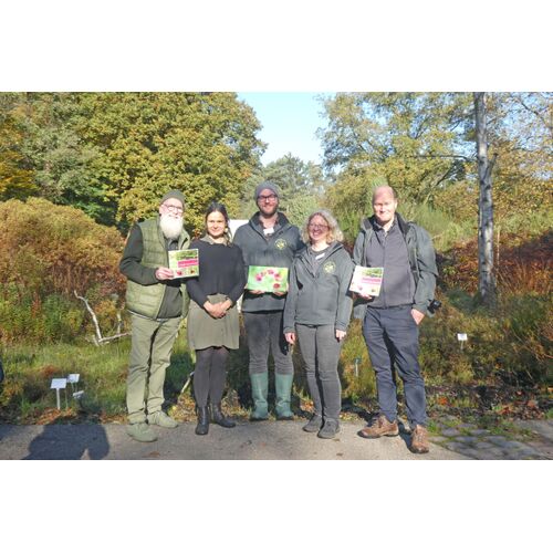 John Langley, Dr. Thea Lautenschläger (Wissenschaftliche Leiterin des Botanischen Gartens Hamburg, André Palm, Dr. Kristin Ludewig und Axel Jahn (alle Loki Schmidt Stiftung, v.l.n.r.) verkünden die Blume des Jahres